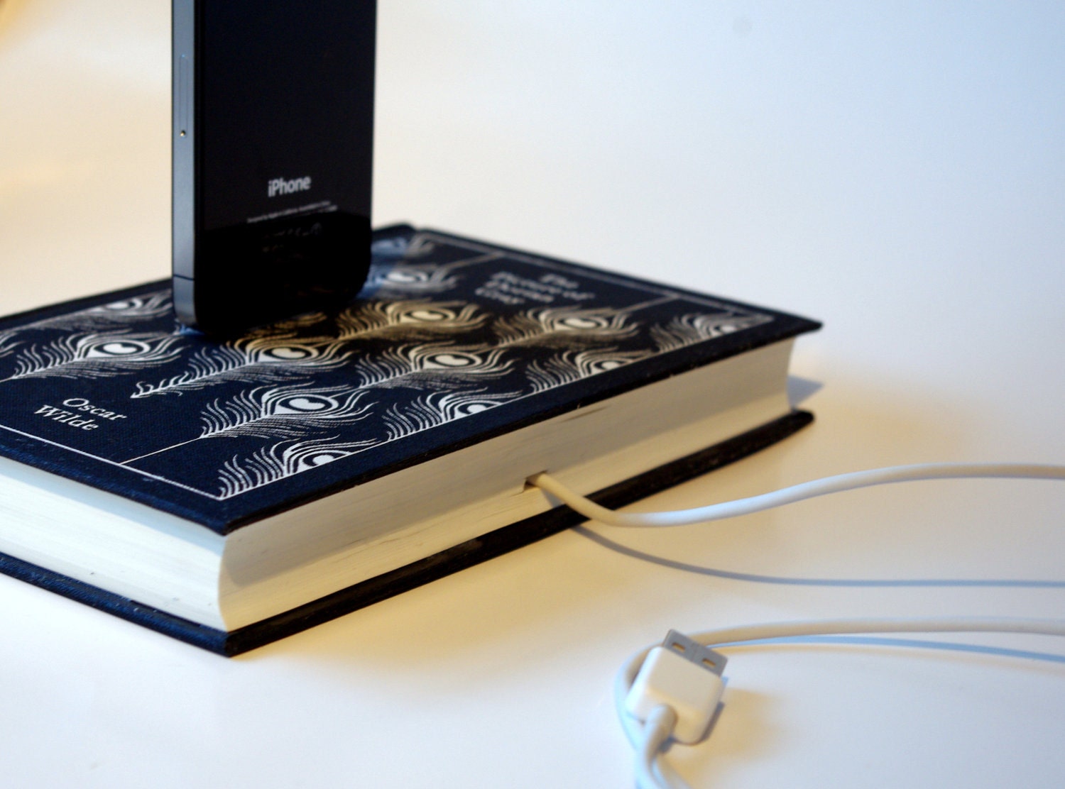 Oscar Wilde's Picture of Dorian Gray booksi Book Charging Dock for iPhone and iPod