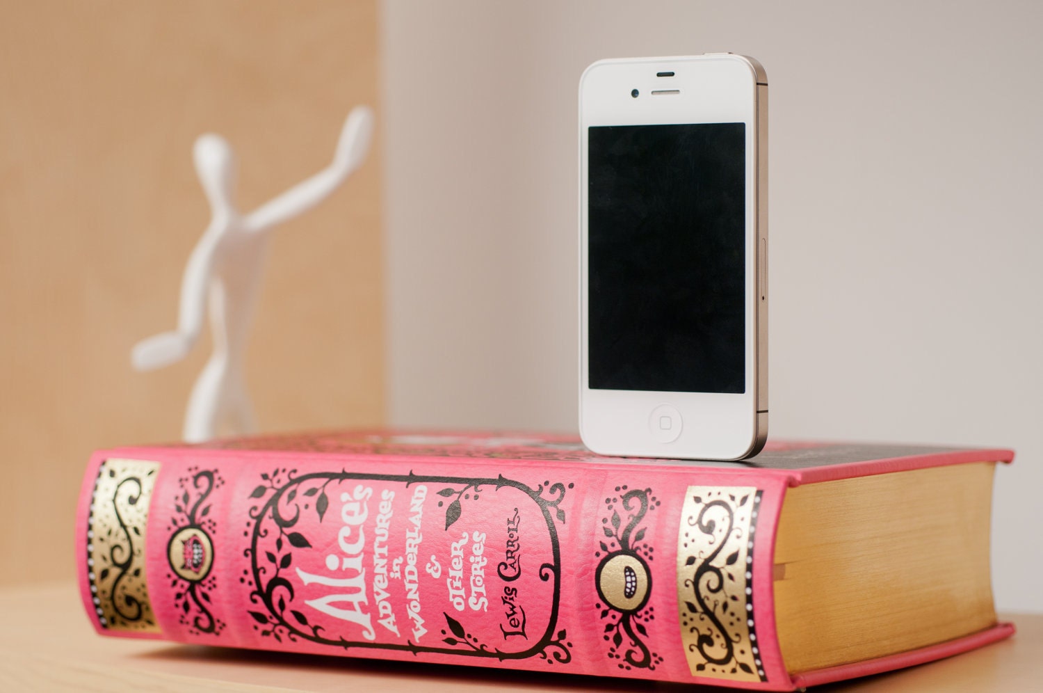 The Alice in Wonderland booksi for iPhone and iPod - iPhone 4s/earlier or iPhone 5