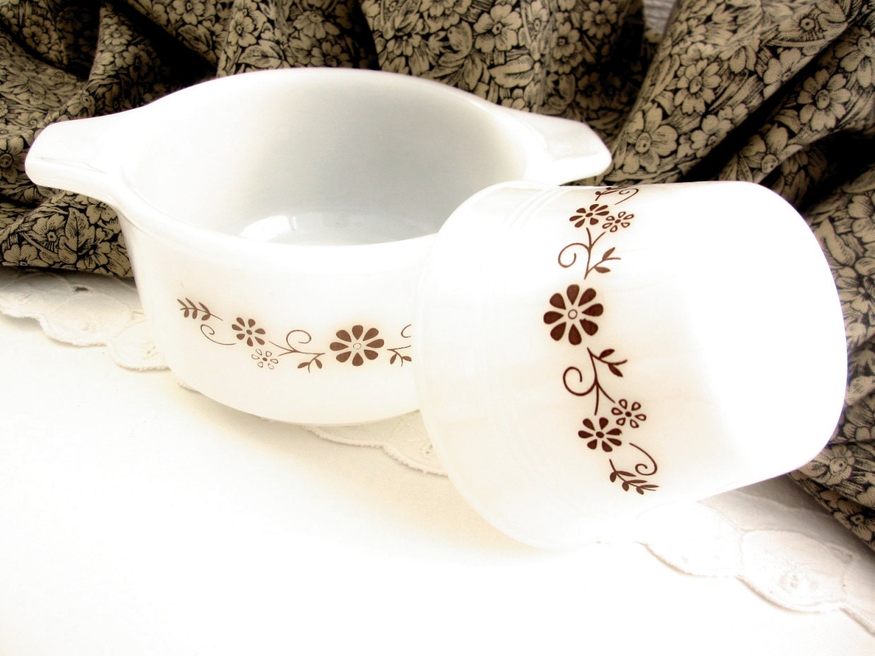 Vintage Mini Dynaware Glass Baking Dishes, Set of Two, Casserole Ovenware Brown and White Milk Glass Pyr-O-Rey