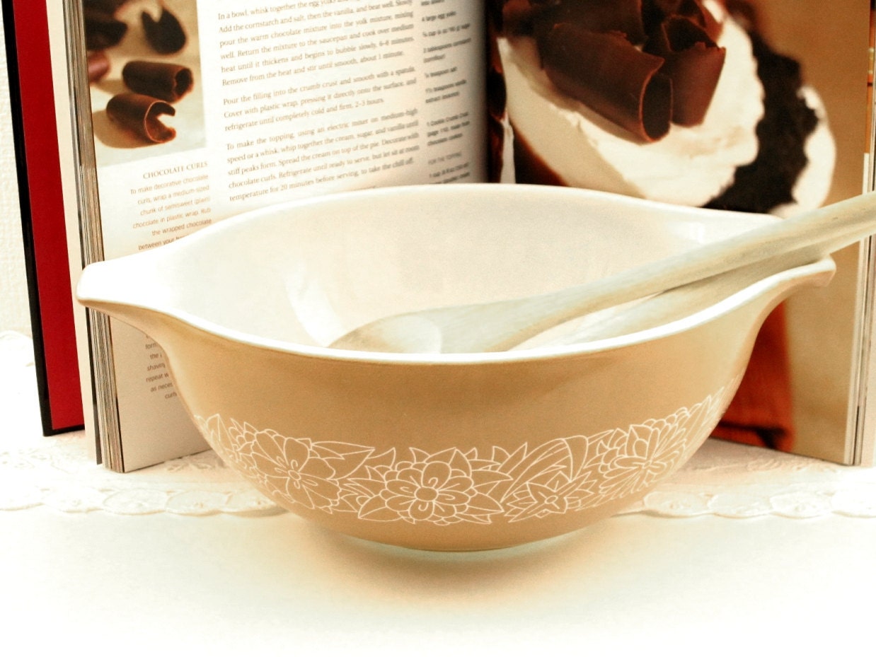 Vintage Woodland Brown Pyrex Cinderella Bowl Corelle Livingware Dishes