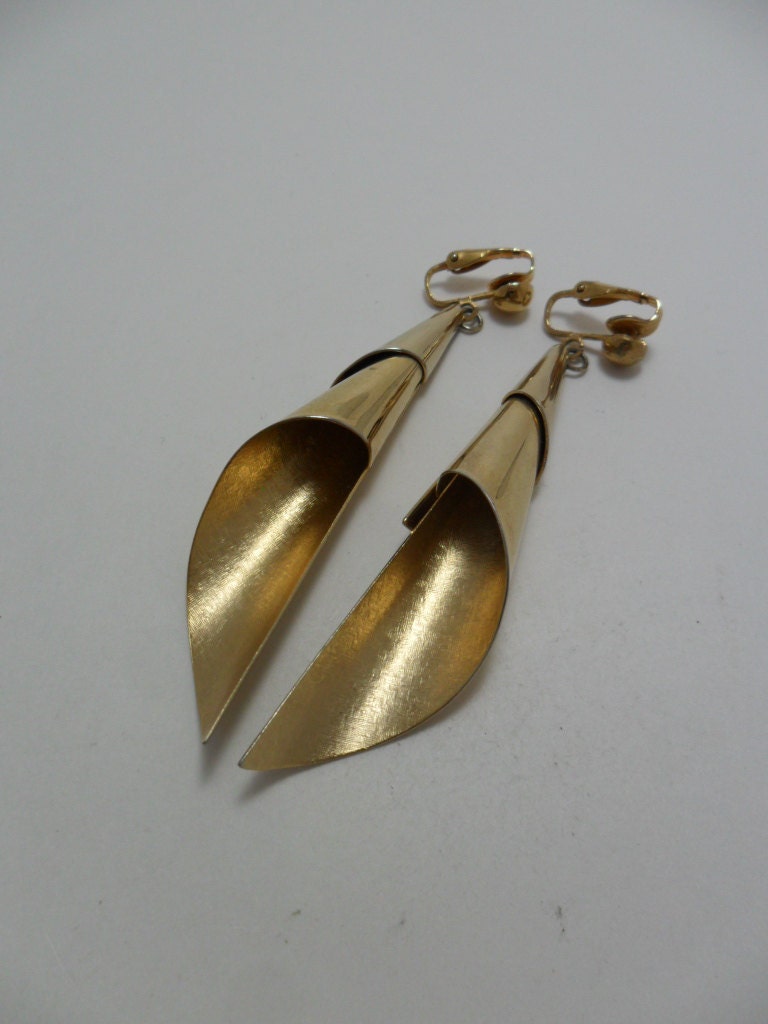 Vintage Earrings Art Deco Gold Tone Metal Dangle Cone Shaped Clip On Retro 1980s