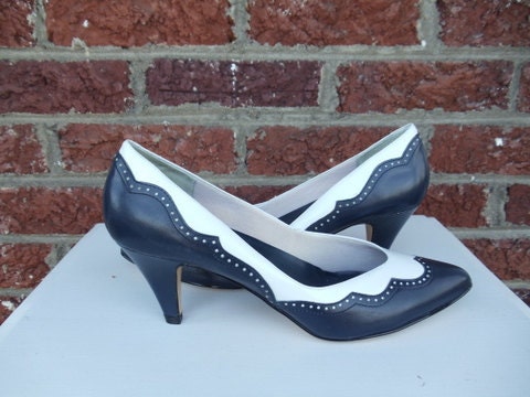 Navy Blue & White Leather Wingtip Pumps - Rockabilly - Pinup - Swing - Heels - Pointed Toe - Brazil - size 9