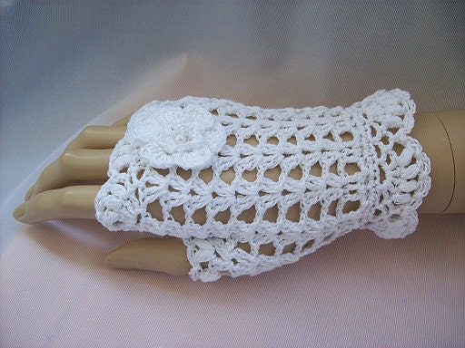White crocheted mittens with flower