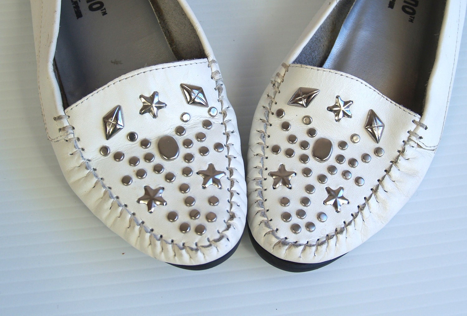 vtg 80s White Leather STAR STUDDED southwestern MOCCASINS ethnic flats 6 festival gypsy tribal