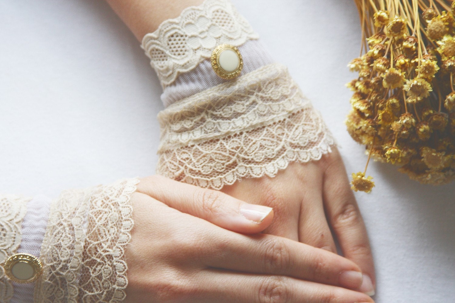 Fine cream lace cuffs bridal gloves wedding