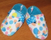 Newborn unisex fabric baby shoes - turquoise dots