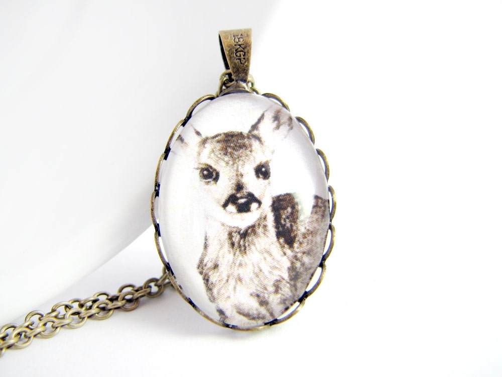 Little Deer Oval Lace Pendant Neclace