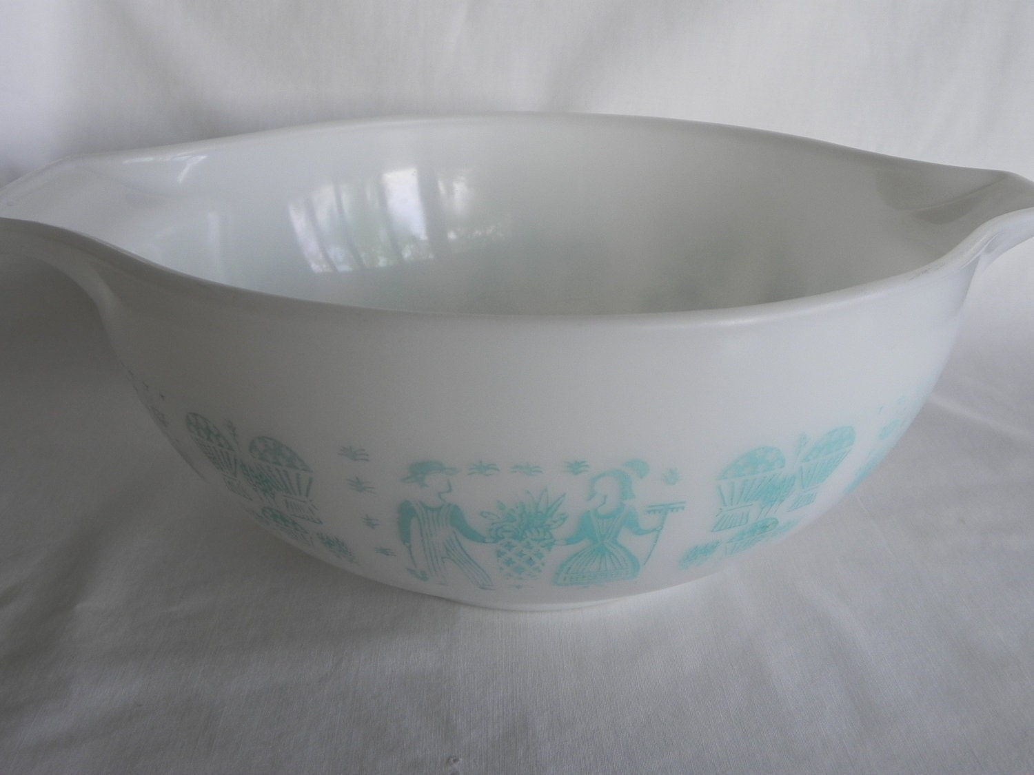 Large Pyrex Amish Butternut Mixing Bowl