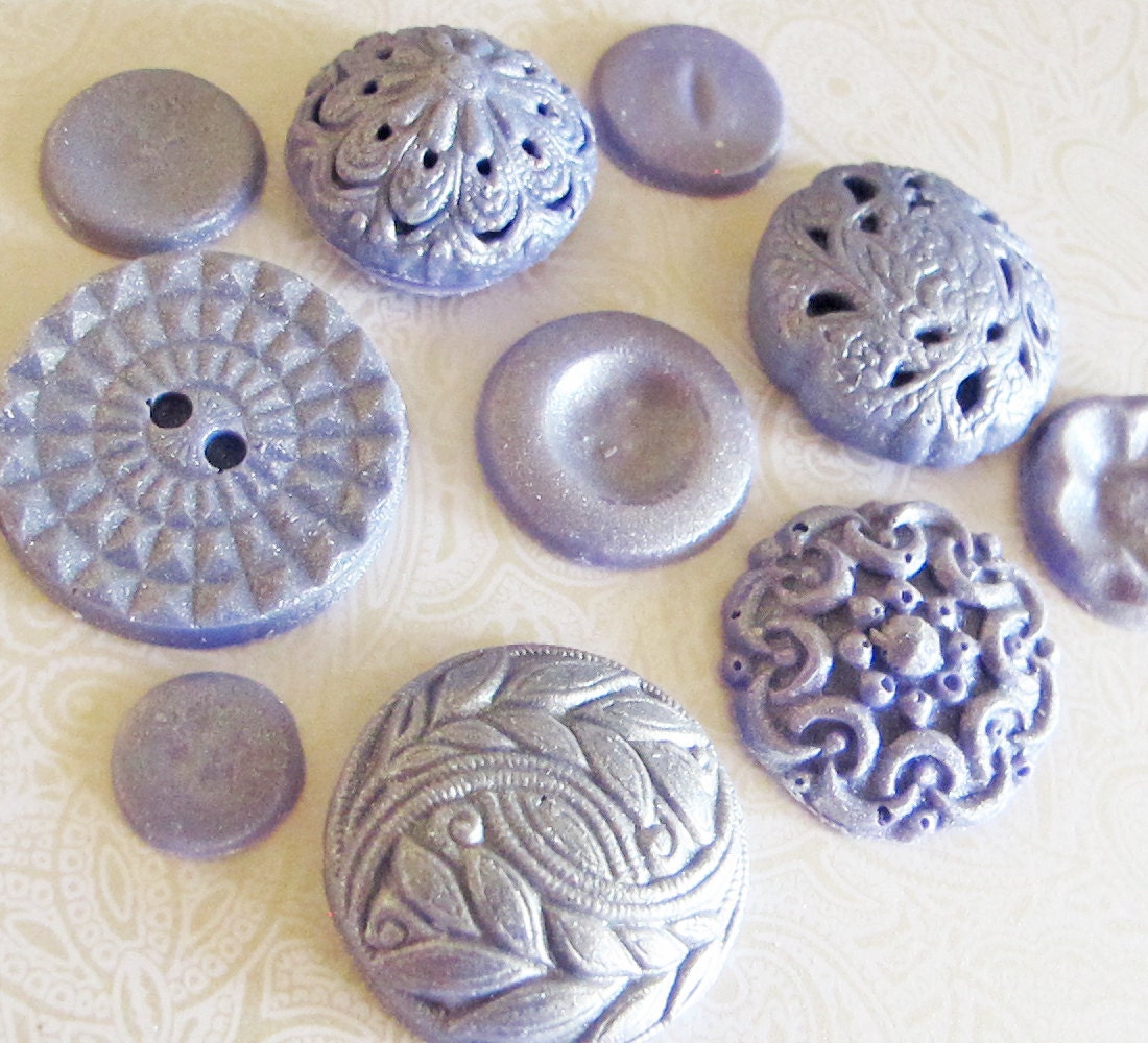 25 Edible Chocolate Buttons: Lavender