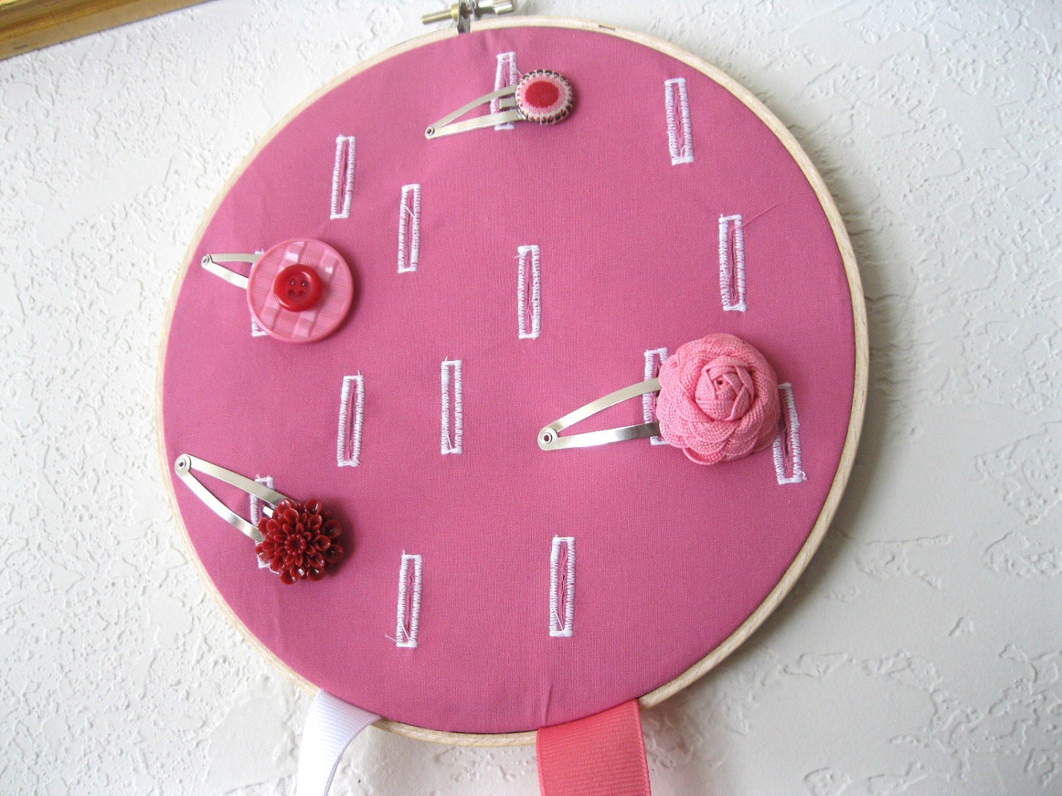 Hair Accessory Organizer : Embroidery Hoop Wall Hanging - Pink Fabric - Small Round