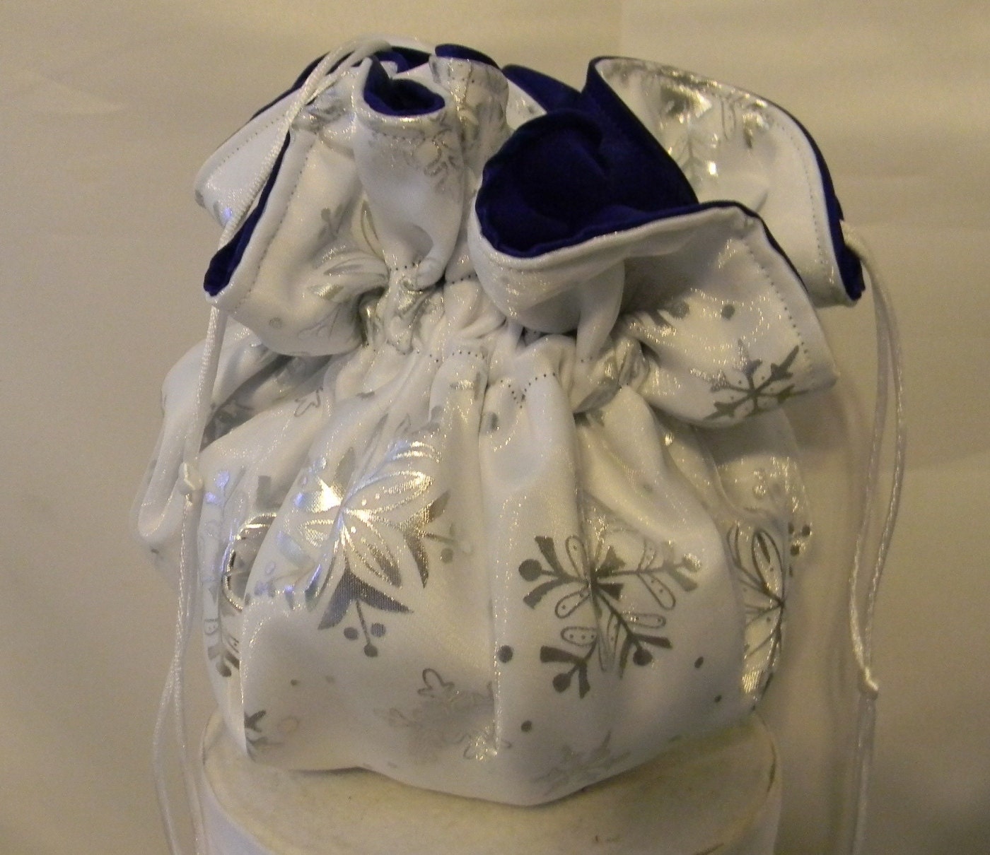 Round bag medium reversible shown in white snowflake and navy