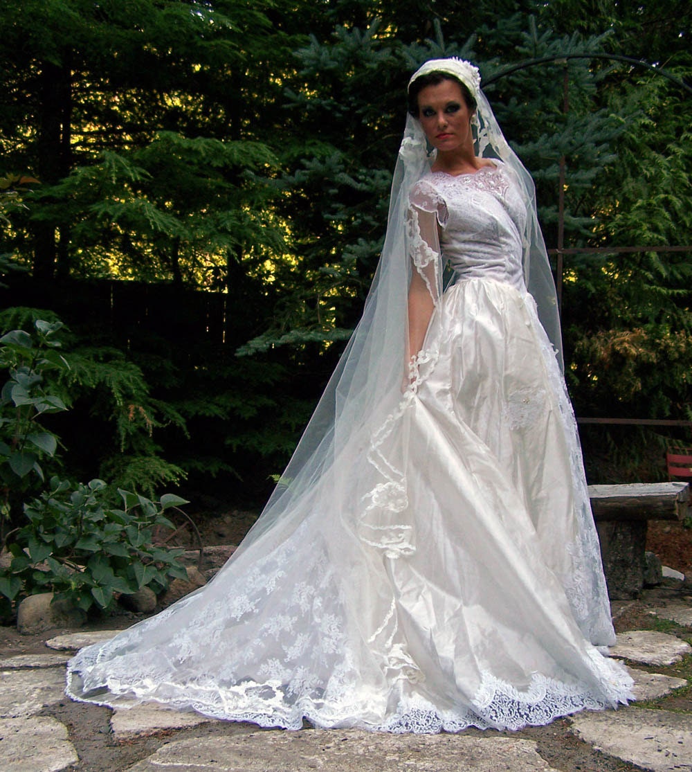 STUNNING BRIDAL SET-Vintage 1950s Diamond White Silk Voile Venice lace Layered Wedding Dress with French Lace Silk Veil