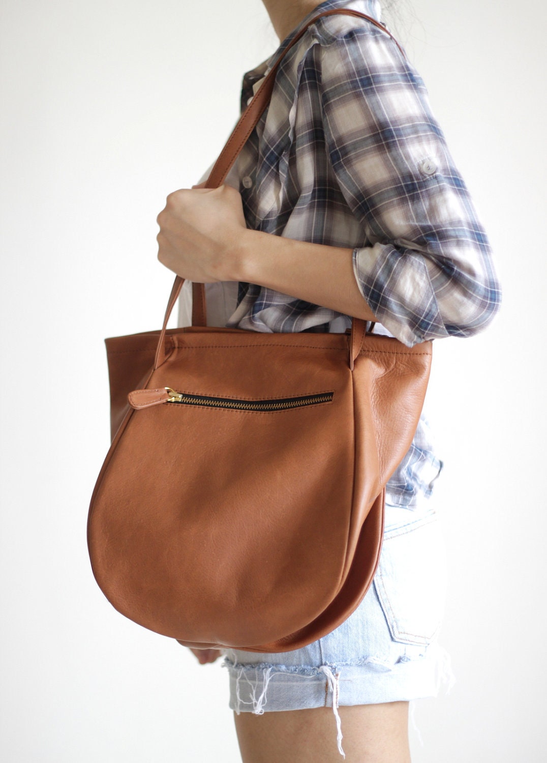 PANDORA- Leather Shoulder Bag in Tan