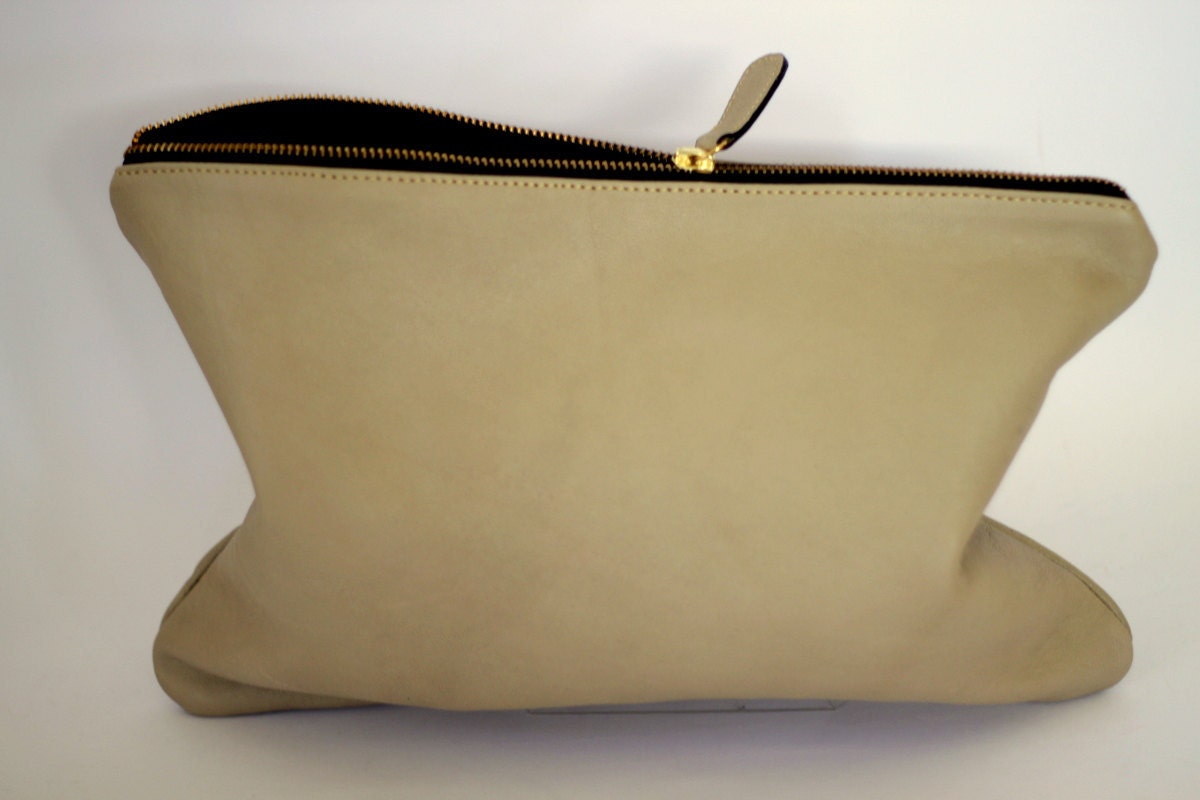 POUCHETTE - Medium Leather Carry All Clutch in Sand