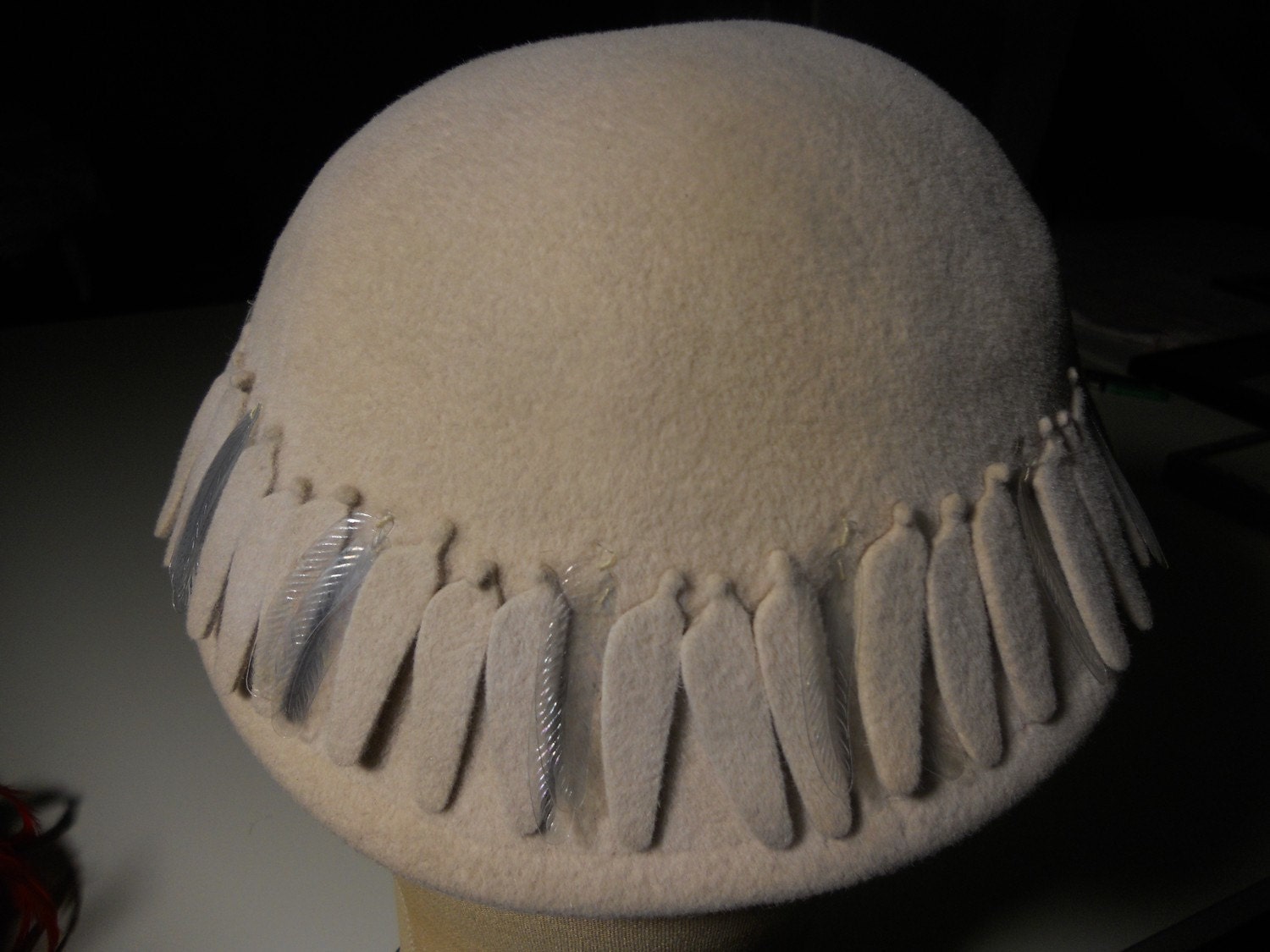 1940's Felt Cloche Hat Beige Leaf Fringe