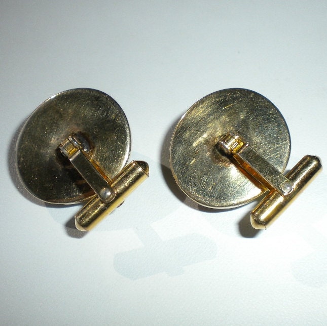 Vintage Shiva's Eye Shell and Gold Cufflinks