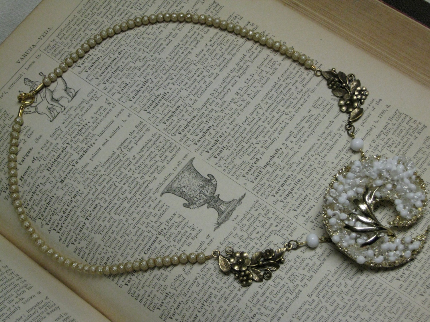 Romantic white vintage necklace perfect for a wedding