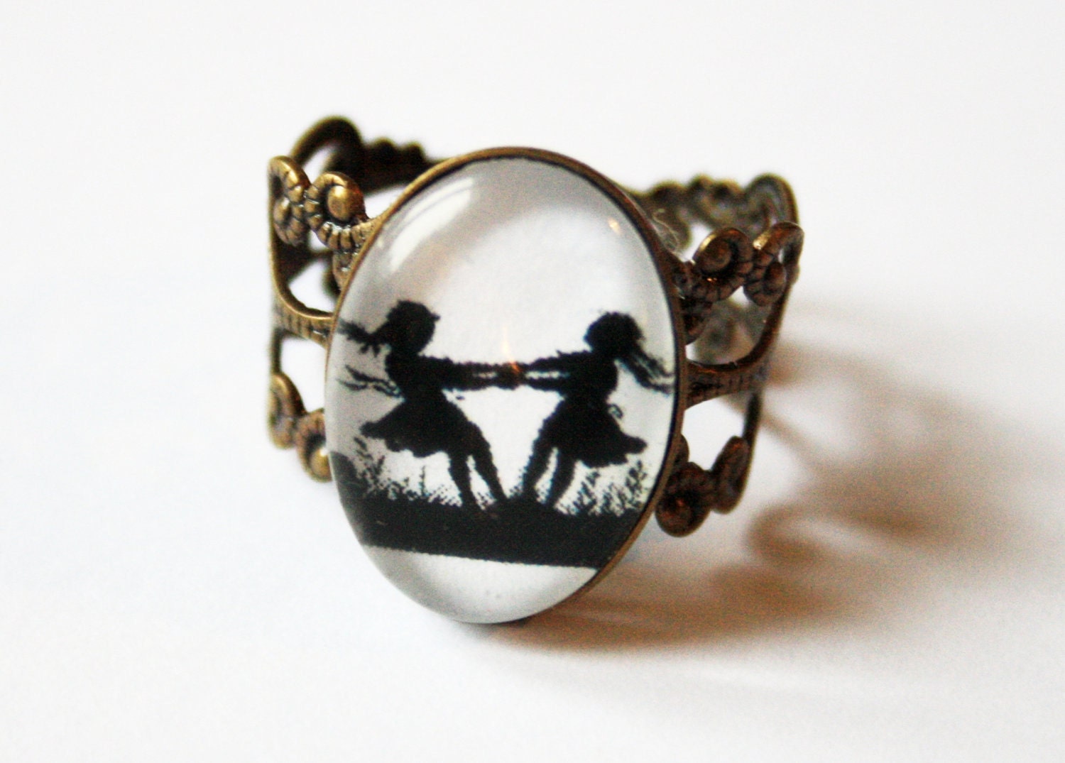Silhouette Ring - Dancing sisters