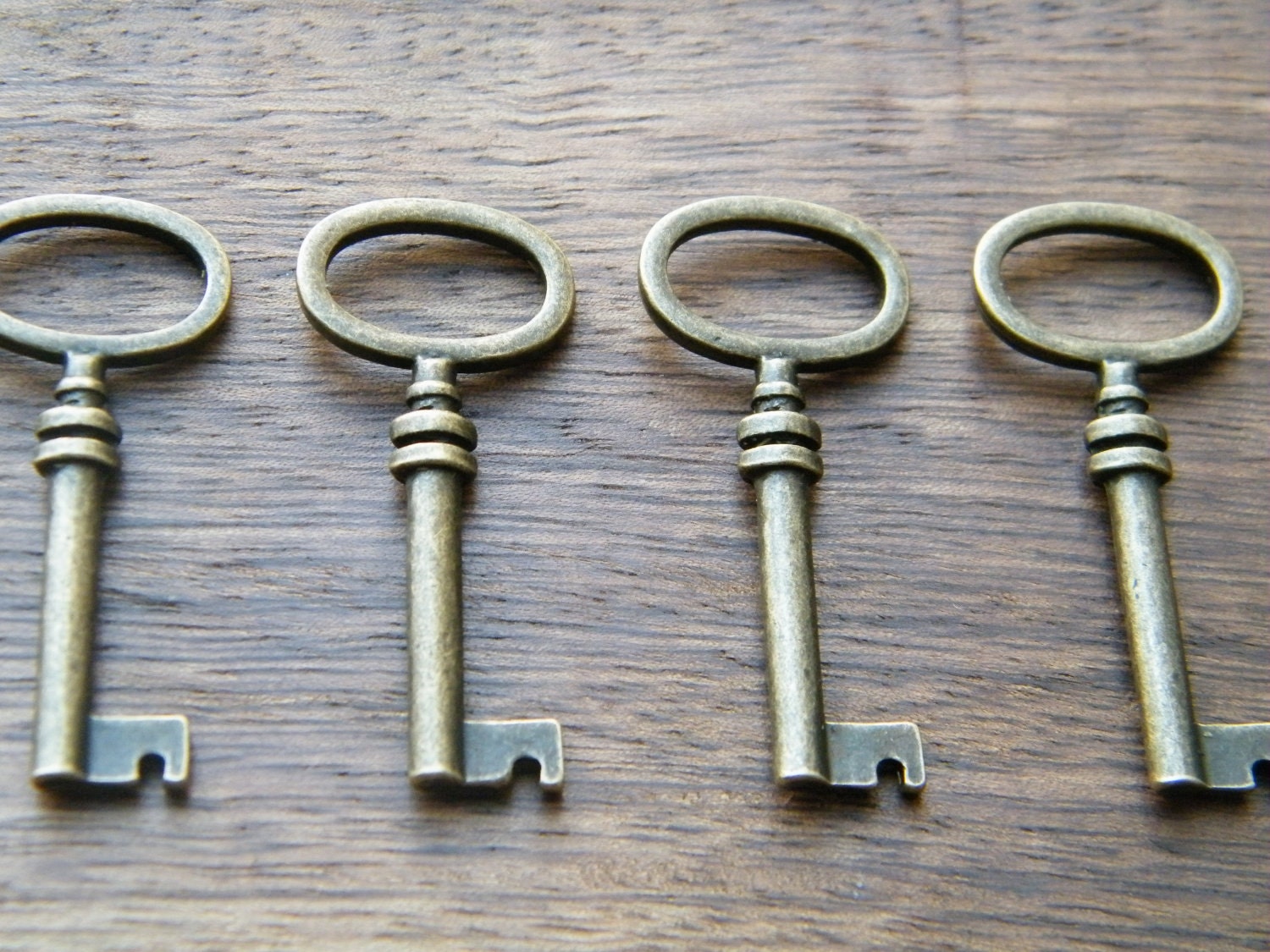 Brontë - Skeleton Keys - 4 x Antique Brass Bronze Bulk Vintage Skeleton Keys Key Charms