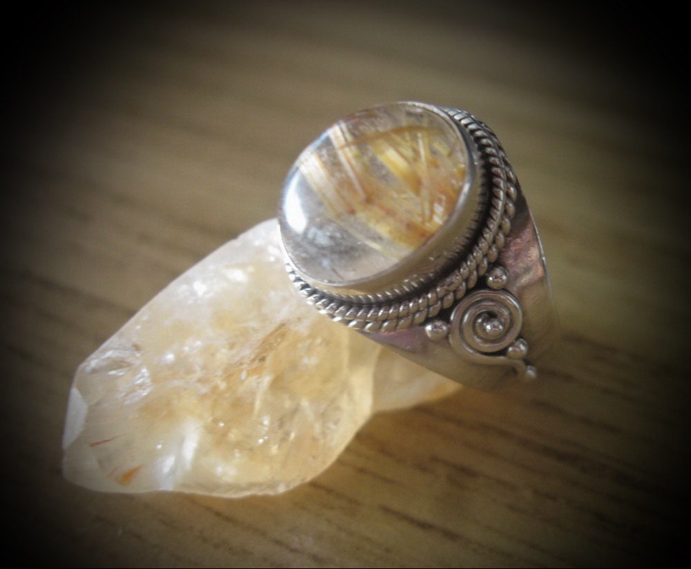 Clear Cabochon RUTILATED QUARTZ Gem Embedded in 925 Sterling Silver Ring - size 7-1/2 to 8.