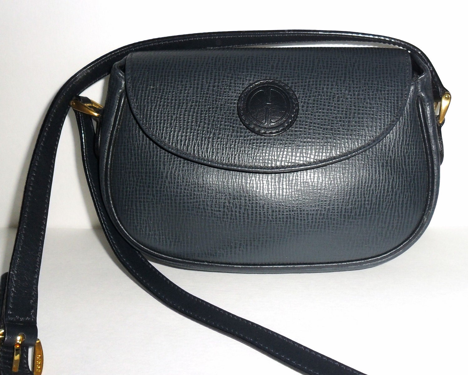 Authentic GUCCI VINTAGE CROSSBODY  Purse Unique Green Pebbled leather Great first Gucci