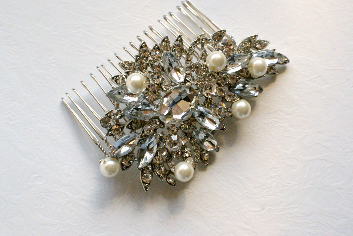 Crystal & pearl wedding hair comb. Bridal floral pearl comb. Wedding jewelry. Bridal hair piece