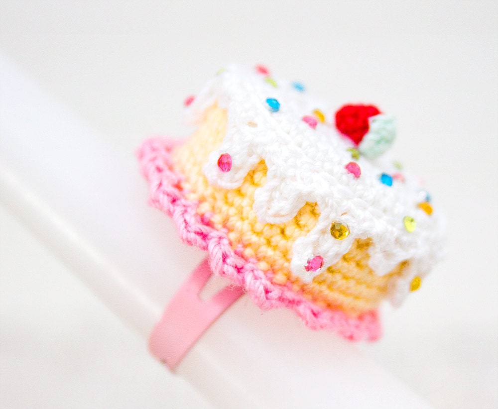 Mini Crochet Cake Ring - rainbow sprinkles