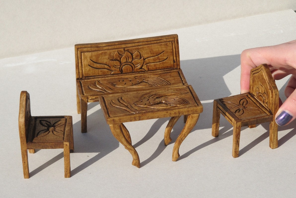 lovely little set of table, bench and chairs