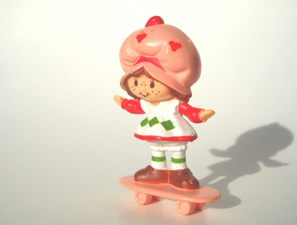 Strawberry Shortcake Mini 80s Toy on Skateboard by ManateesToyBox