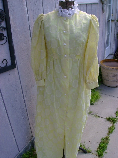 Very cute yellow polk-a-dot 1950's ROBE or Dressing Gown 36" Bust
