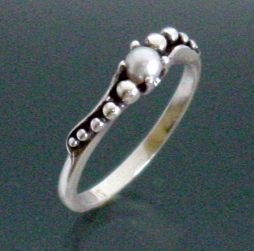 Peapod Sweep Ring with Pearl