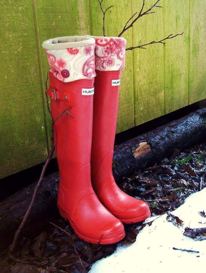 SLUGS Fleece Rain Boot liners in Tan with Raspberry Red Paisley Cuff, Winter Fashion, Wellington Socks (Med/Lg 9-11 Boot)