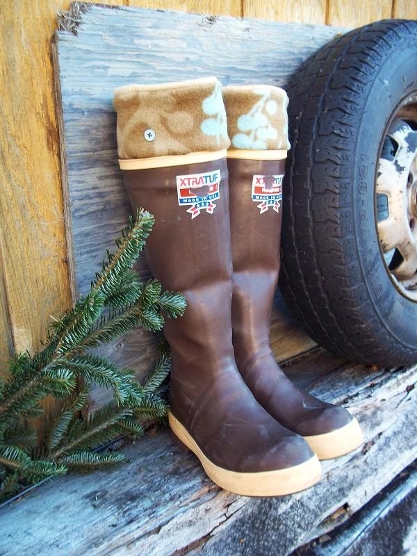SLUGS Fleece Rain Boot Liners Tan with Country Tree Buds Pattern Cuff, Summer Fashion, Fleece Socks, Boot Socks (Me/Lg 9-11 Boot)