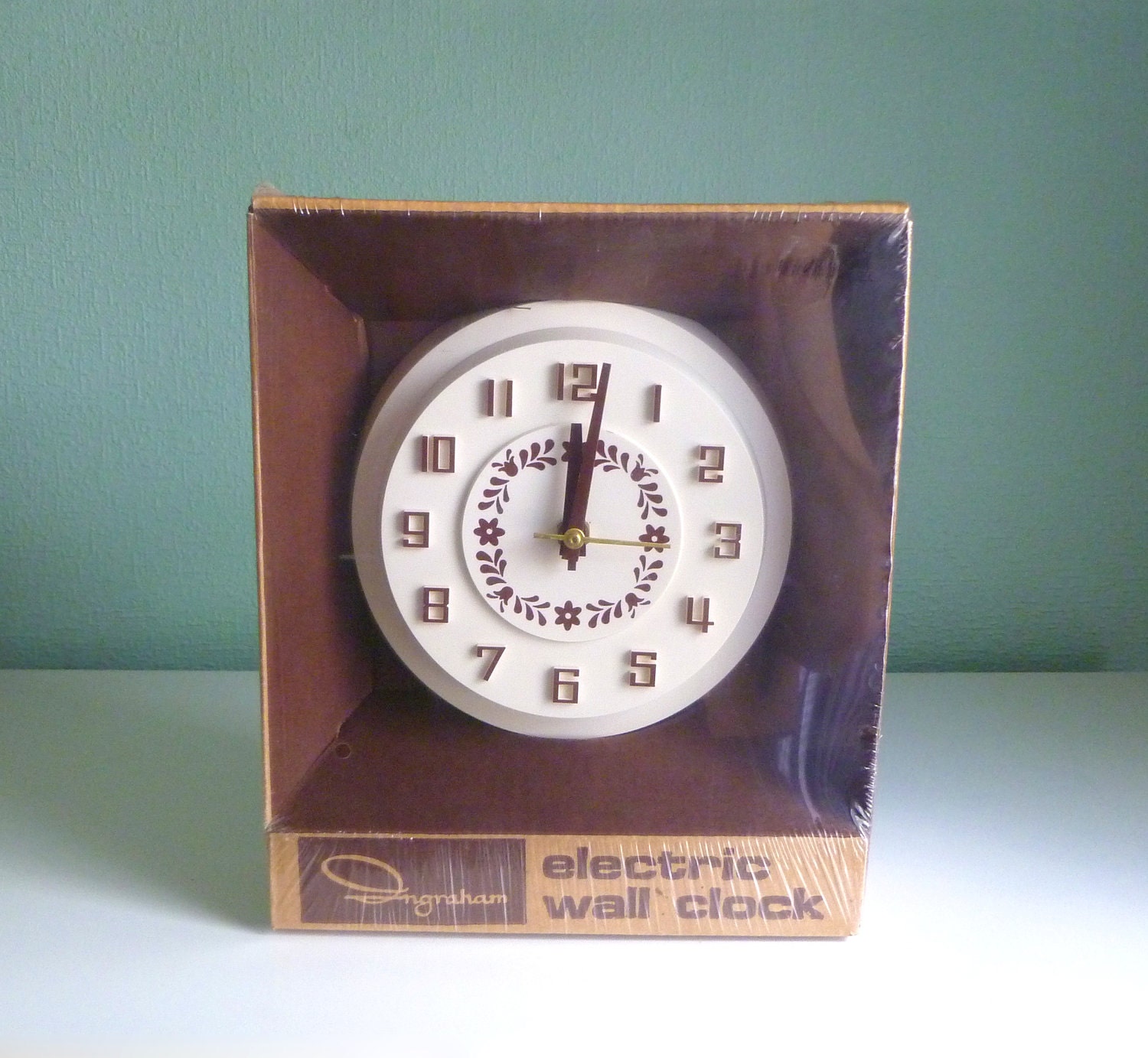 Fabulous Mid Century Modern Ingraham Kitchenette Timepiece. New Sealed Electric Wall Clock. Cream and Brown in Box. Mod Numbered Numbers.