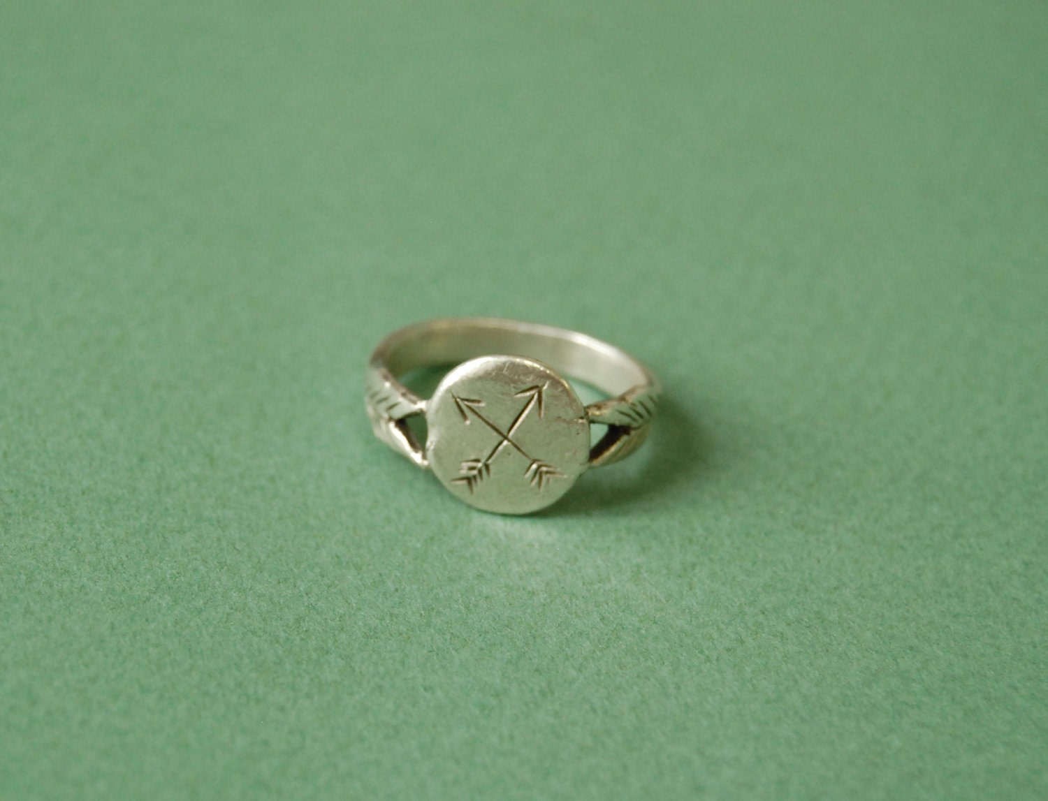 Silver crossed arrows signet ring
