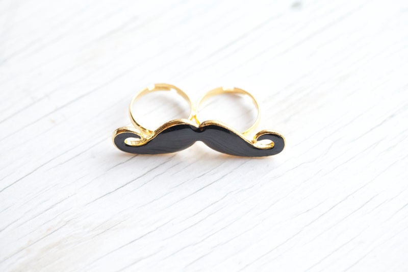 Black Mustache double ring . Enameled . Gold . Adjustable