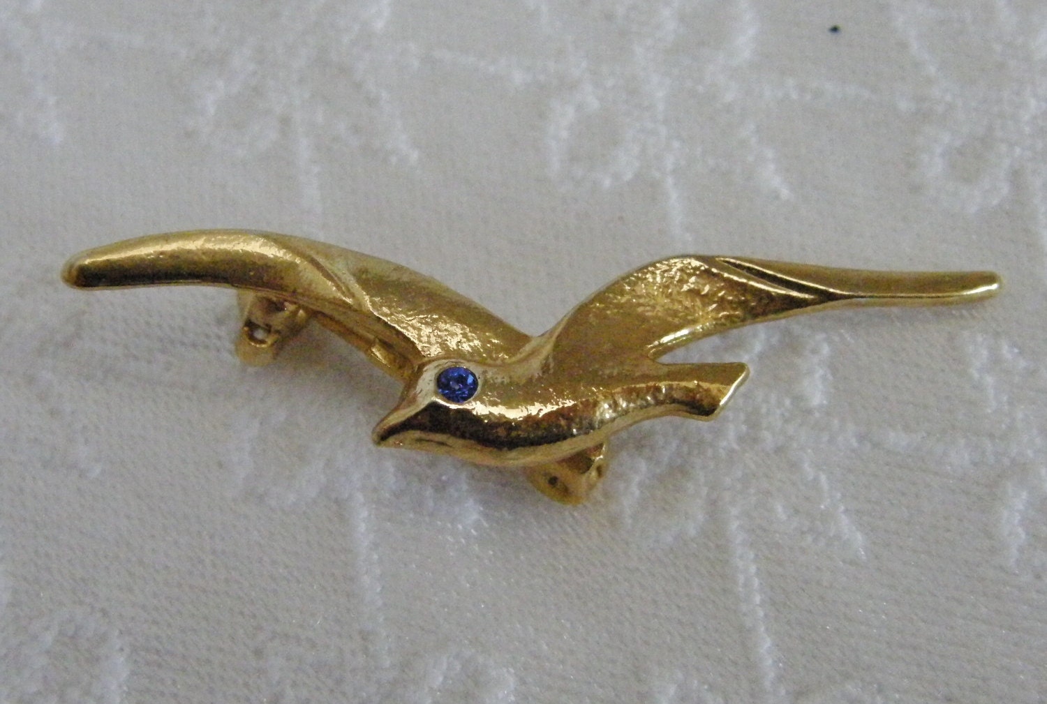 Vintage Seagull Pin Goldtone with Saphire Blue Eye Signed Taiwan
