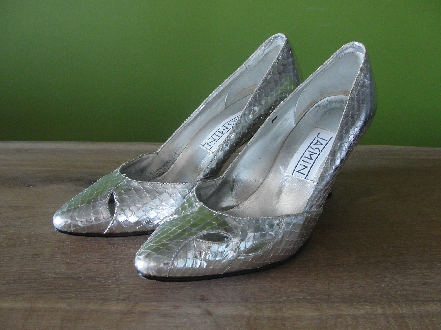 Vintage 1980s Silver Snake Skin Pumps Size 7 - 7.5