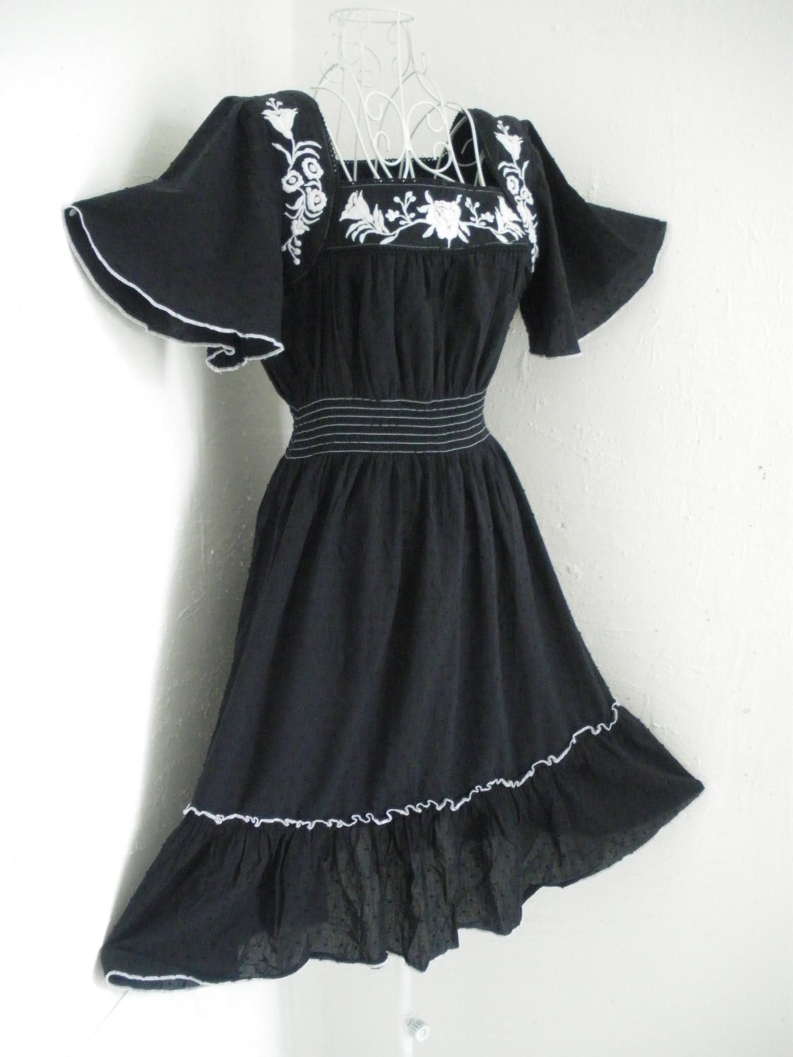 Vintage cotton crochet dirndl Angel bell sleeve Embroidered Festival hippie GYPSY Bohemian Peasant Festival summer dress 10 8 Black white