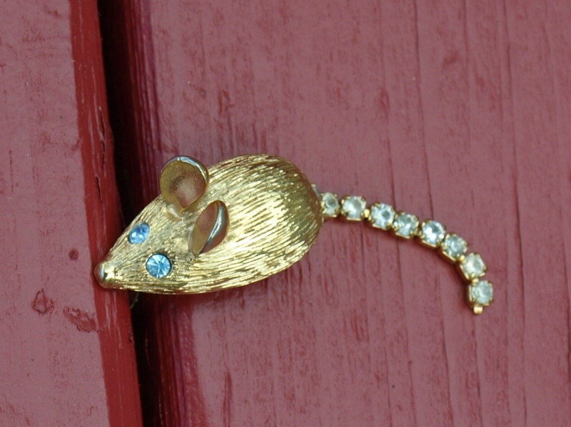 vintage-avon-mouse-pin-with-rhinestone-tail-by-sallysbackyard