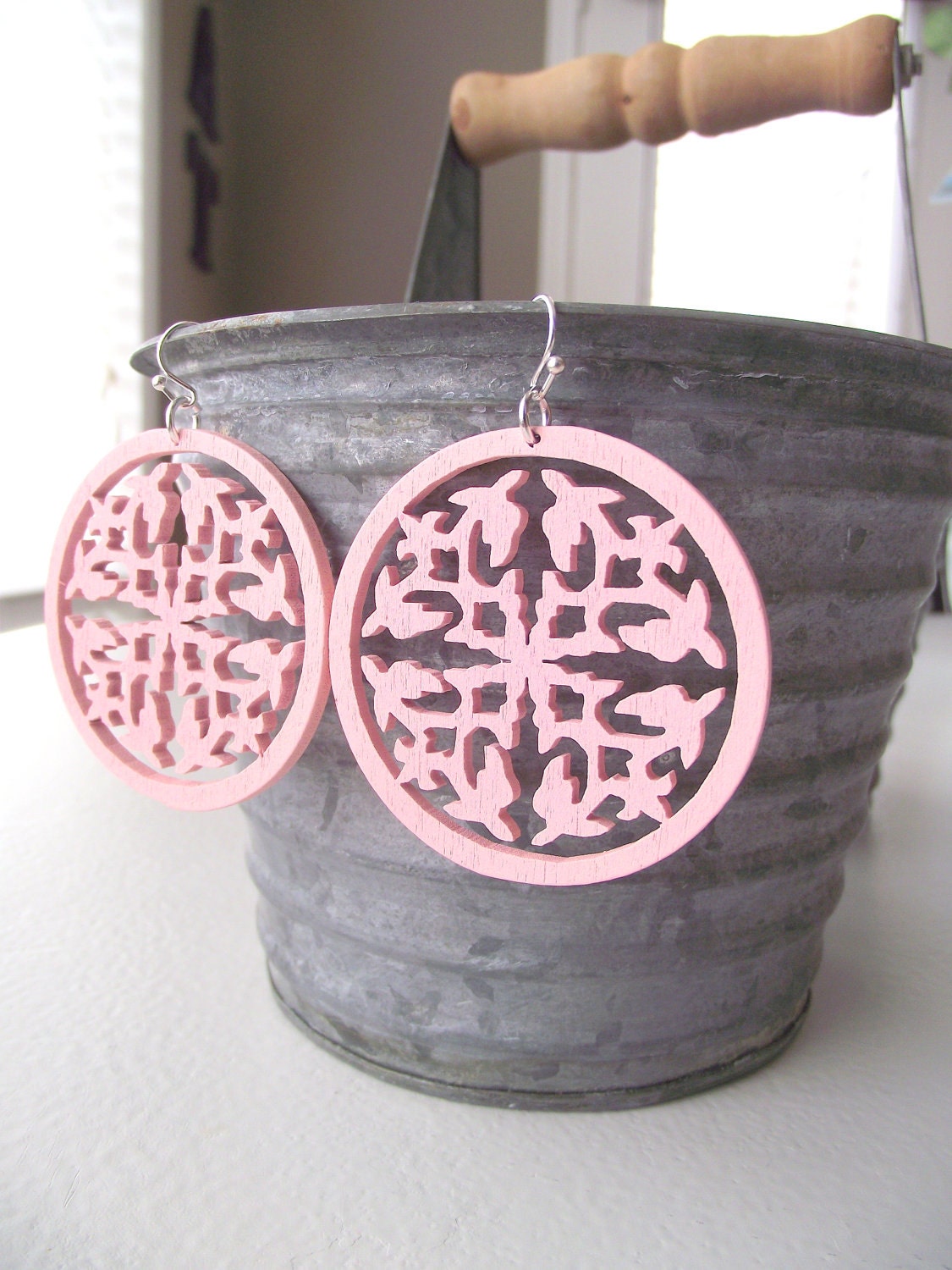 WOODEN FILIGREE - Earrings - Carnation Pink