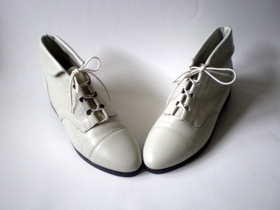 Vintage 80s Granny Lace Up Boots / Pixie Cuffed Ankle Boots / Off White Cream Leather / sz 9.5
