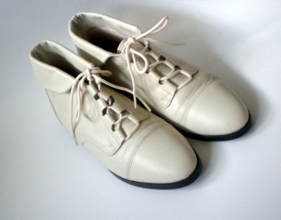Vintage 80s Granny Lace Up Boots / Pixie Cuffed Ankle Boots / Off White Cream Leather / sz 6.5