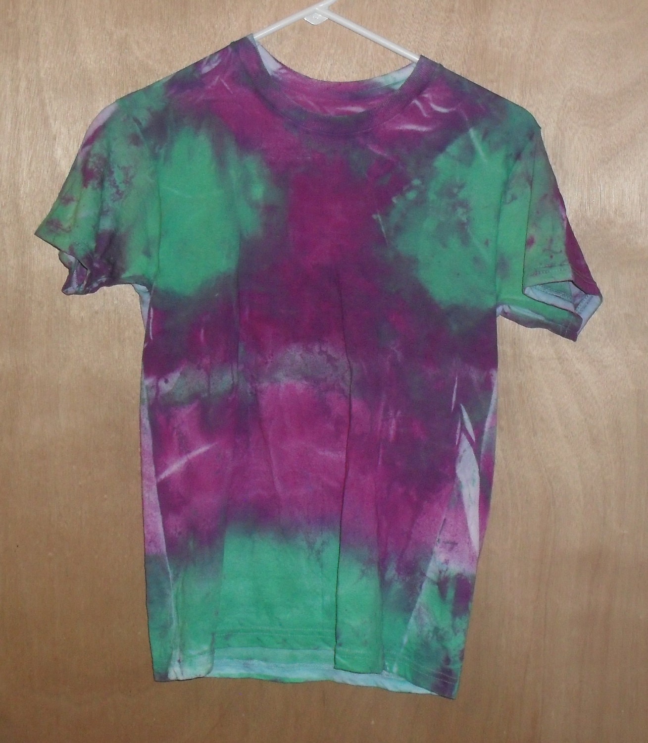 Youth Tie-dye Tshirt. Size 30-32. Unisex shirt. Green , Red, Grey and White Abstract Design