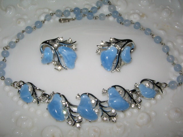 VINTAGE BLUE LUCITE and Rhinestone Necklace, Earrings Set 1950's Retro