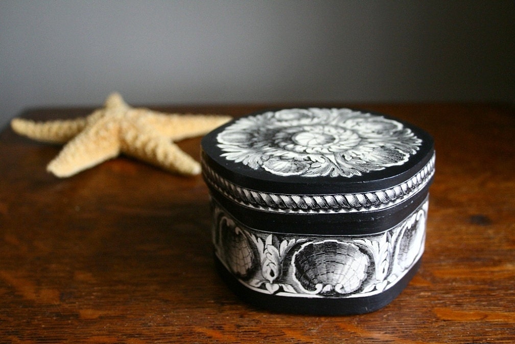 Sea shell engravings, decoupage box