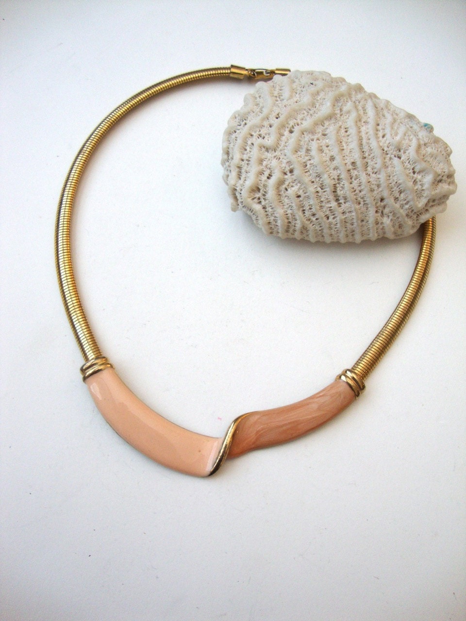Vintage Bib Necklace : Corals and Peach vintage enamel modernist gold tone bib necklace