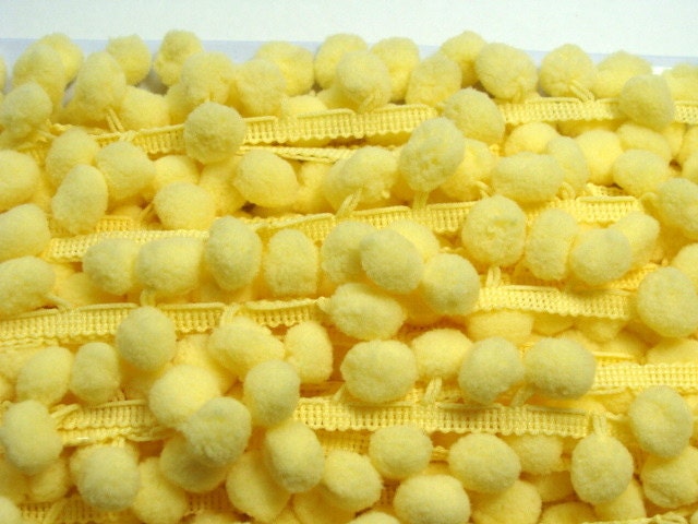 Pom Pom Fringe - 4.5 yards Pale Yellow - 25 mm Size Balls