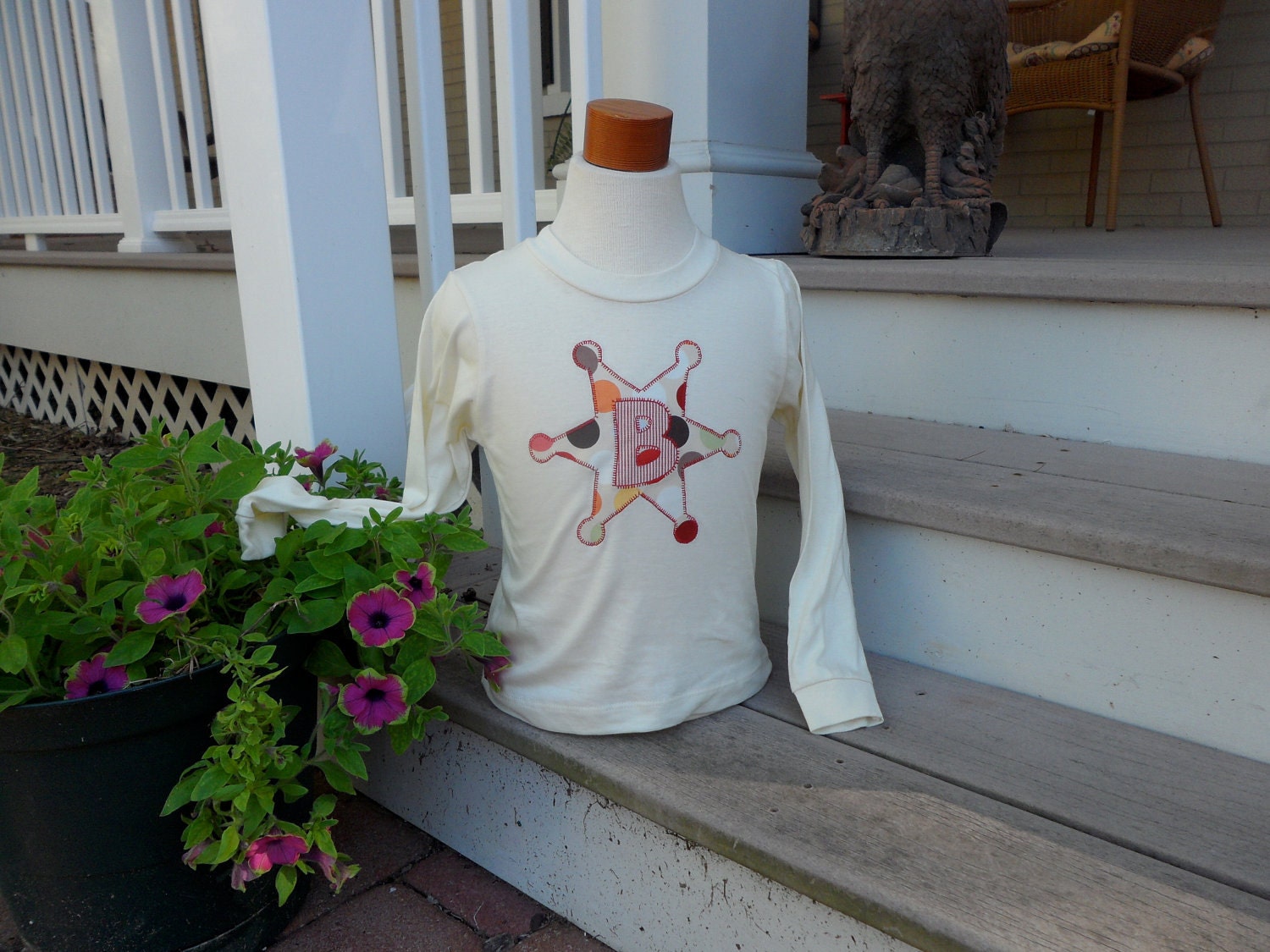 Sheriff's Star Initial shirt - Organic Cotton - Natural color - Long sleeved