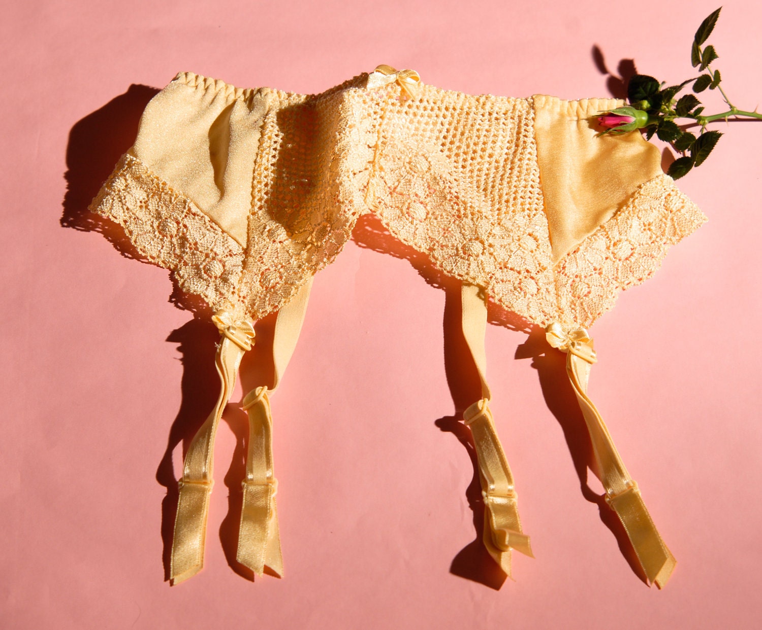 Vintage Lemon Floral Garter Suspender Belt - 23 - 33"